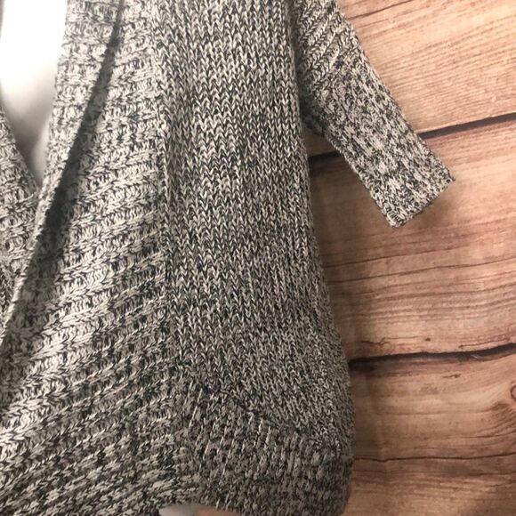 Express hi lo 1/2 sleeve black and white sweater - Picture 3 of 5